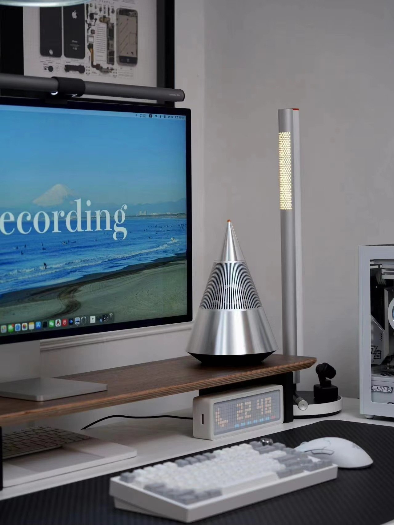 bluetooth speaker, wireless, with a playback time of 10 hours, suitable for home and outdoor use, compact size, available in black, silver, and gold bluetooth speaker, wireless, with a playback time of 10 hours, suitable for home and outdoor use, compact size, available in black, silver, and gold